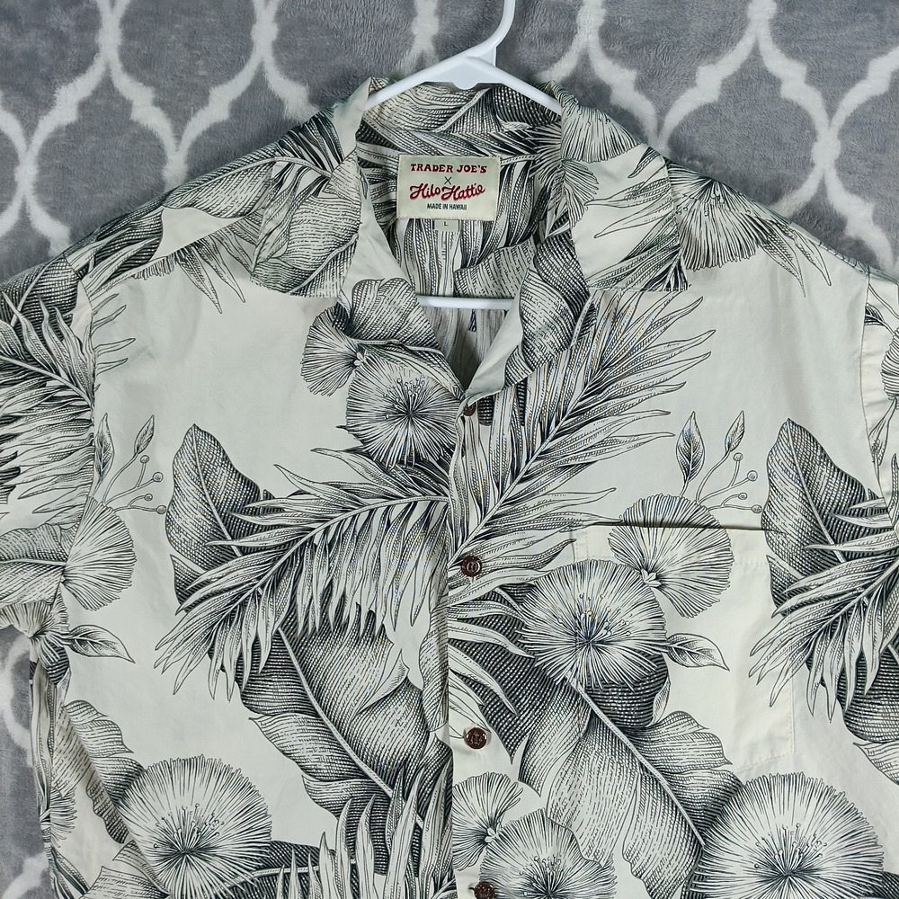 Trader Joes X Hilo Hattie Hawaiian Shirt Men Size Large White Floral Leaf Aloha